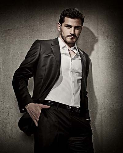 卡西时而身着华丽西装,时而选择背心加白衬