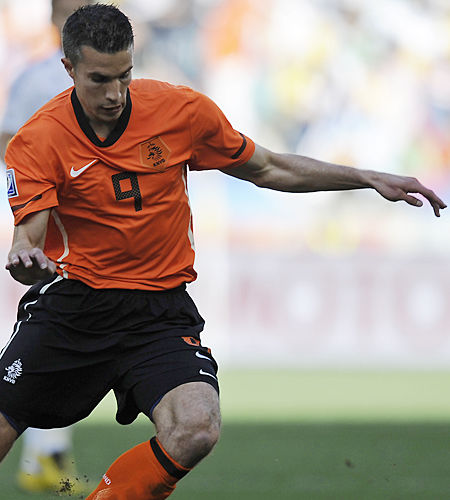 范佩西半场逃脱三张黄牌 把对手踢出血也被放过|世界杯_网易体育