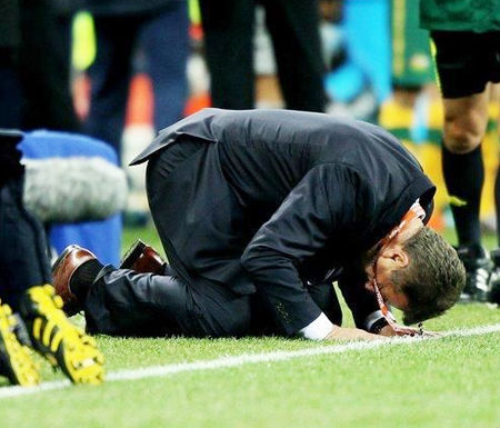 出局后,安蒂奇跪倒在地