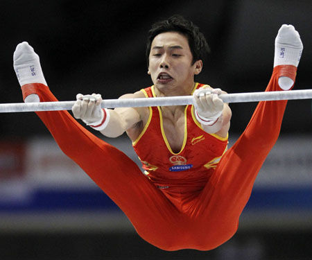 男子单杠中国双雄逞威 邹凯张成龙包揽冠亚军