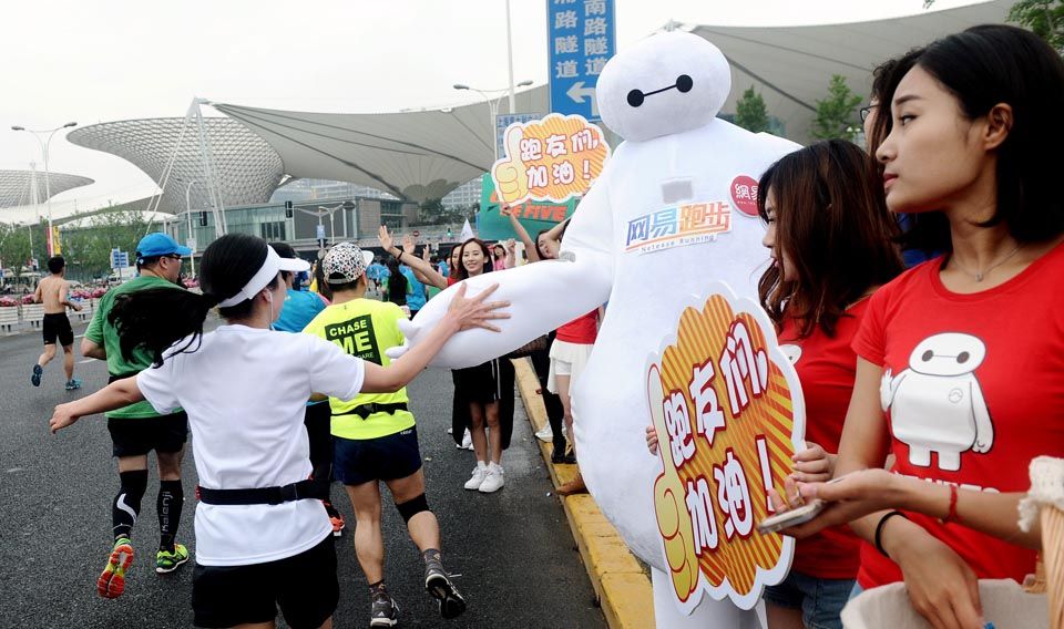 赛道上,几乎每一位跑过的小伙伴都热情的和大白击掌庆祝,寻求继续跑